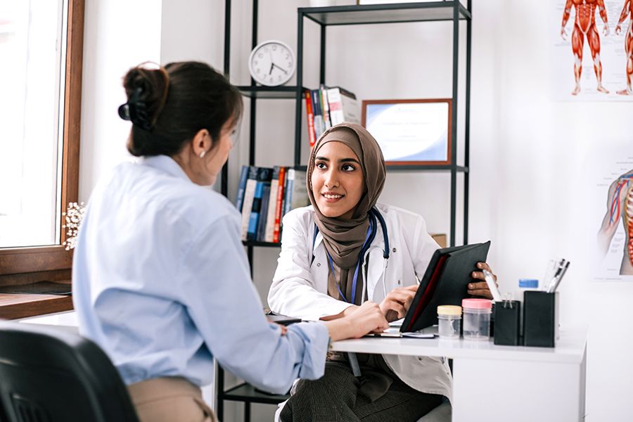 A woman speaking with her oncologist about metastatic breast cancer. 