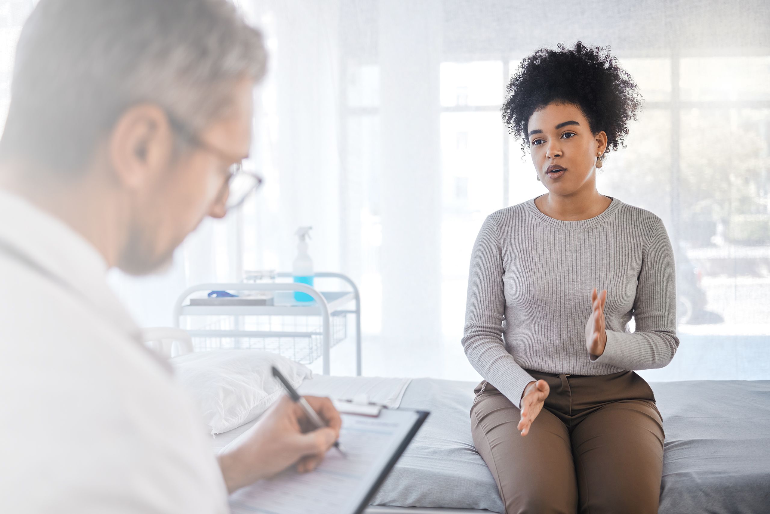 A woman speaking with her doctor about metastatic breast cancer.