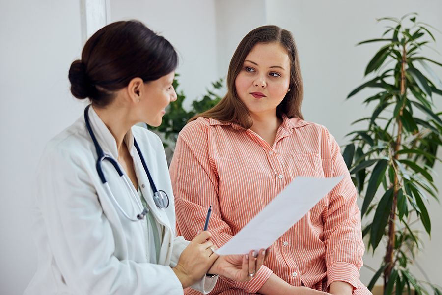 An image of a doctor speaking to a woman about treatment for graves disease. 
